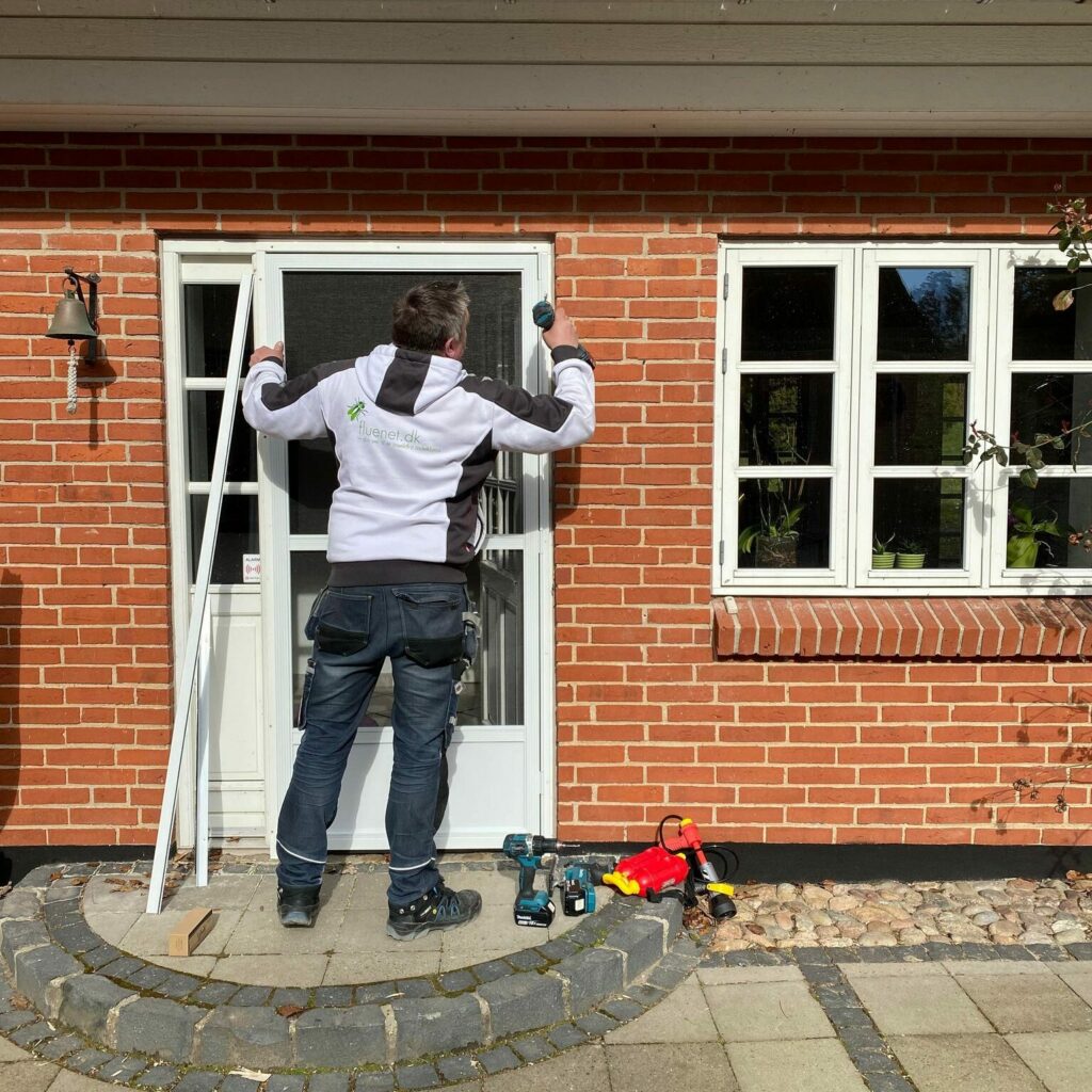 Montør fra fluenet.dk installerer insektsnetdør hos kunde