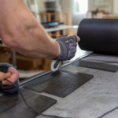 4. Nettet monteres med spline, som holder nettet på plads.