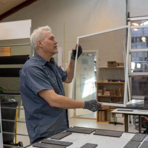 6. Det færdige produkt inspiceres for at sikre høj kvalitet.